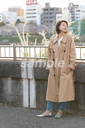 川岸に佇むコートを着た女性 右を見る a0050692PH