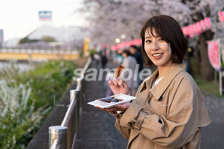 花見で田楽を食べる女性 正面を見る a0050710PH
