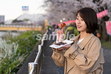 春の花見で田楽を食べる女子 a0050711PH