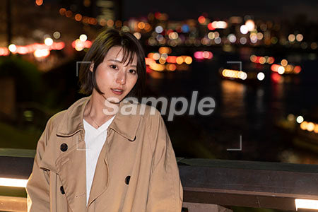 夜の街と川沿いに佇む女性 正面を見る a0050727PH