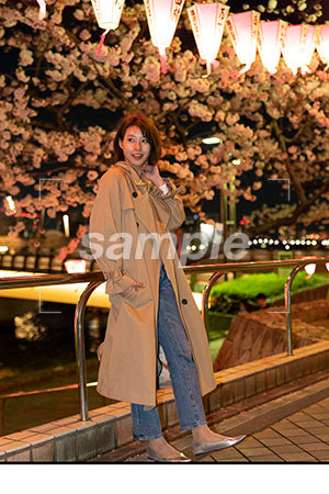 夜桜と茶色いスプリングコートの女性 左を見る a0050739PH
