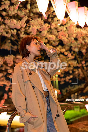 夜桜と茶色いスプリングコートの女性 a0050742PH