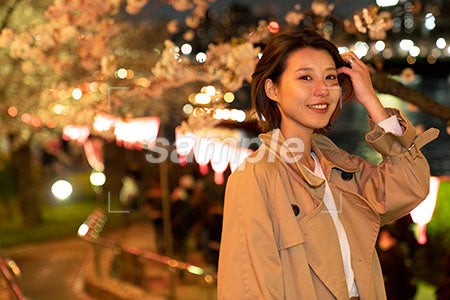 春の夜桜と女性 正面を見る a0050751PH