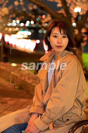 春の夜桜と公園のベンチに座る若い女子 a0050765PH