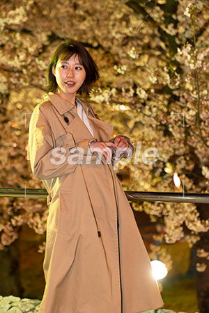 夜桜とスプリングコートの女性 左を見る a0050773PH