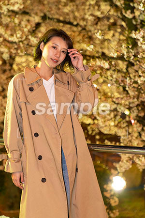 茶色いコートを着て立っている女性 a0050776PH