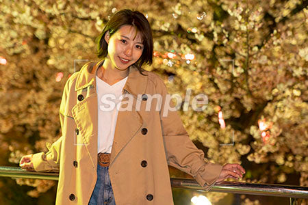 春の夜桜とコートをきた若い女性 a0050782PH