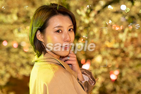 夜桜と正面を見る女性 a0050793PH
