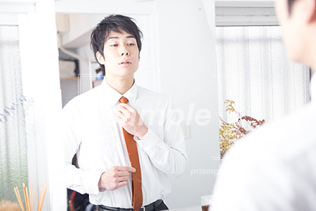 出勤前でネクタイをなをしている男性 a0060141PH