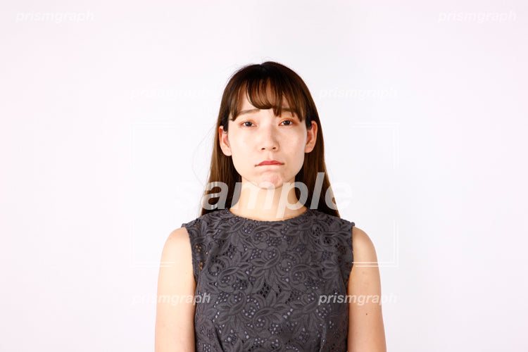 沈痛な表情の顔の女性 a0080015