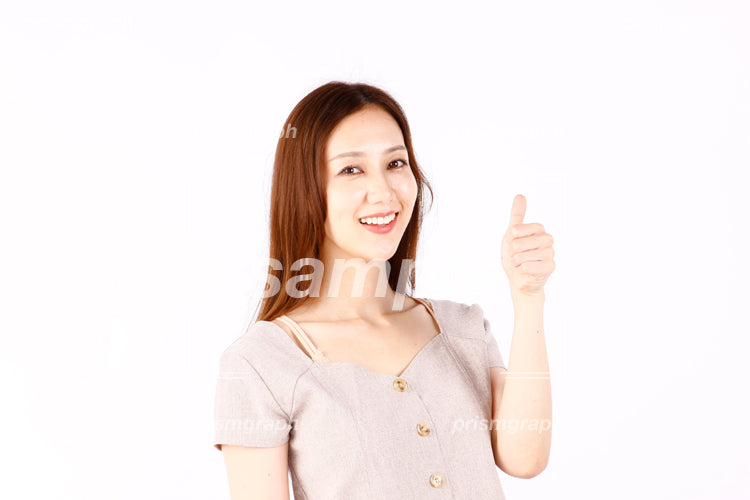笑顔で親指を立ててThumbs upのポーズをしている女性 a0090163