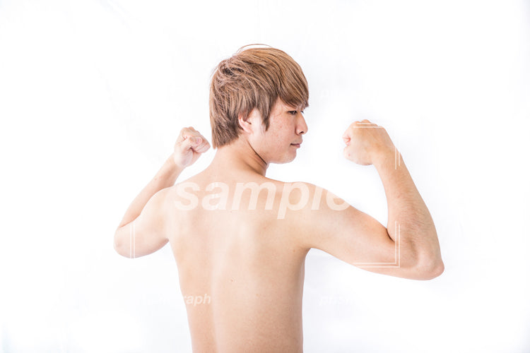 男性の背中の筋肉などを撮影した ab0070059