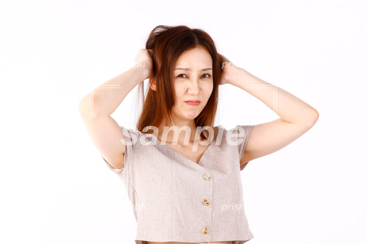 髪の毛をグチャクチャにしている女性 ab0090059