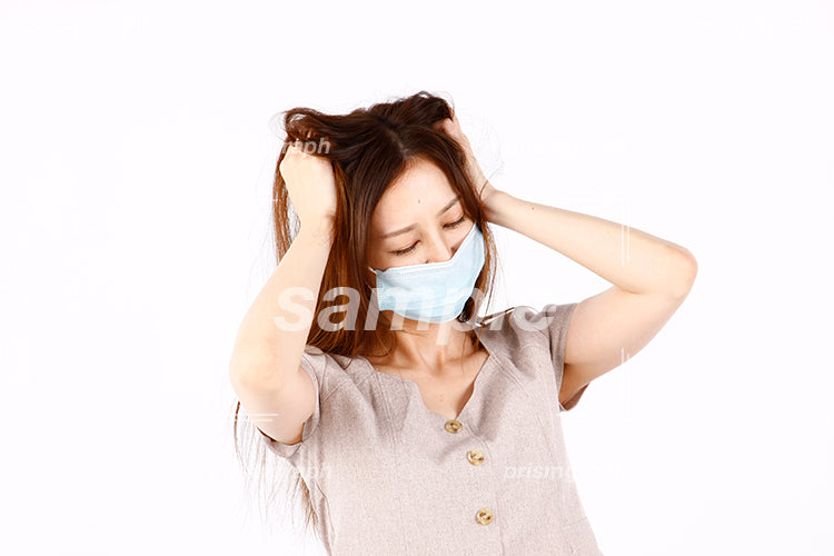 病気にになって辛い表情のマスクの女性 ac090046