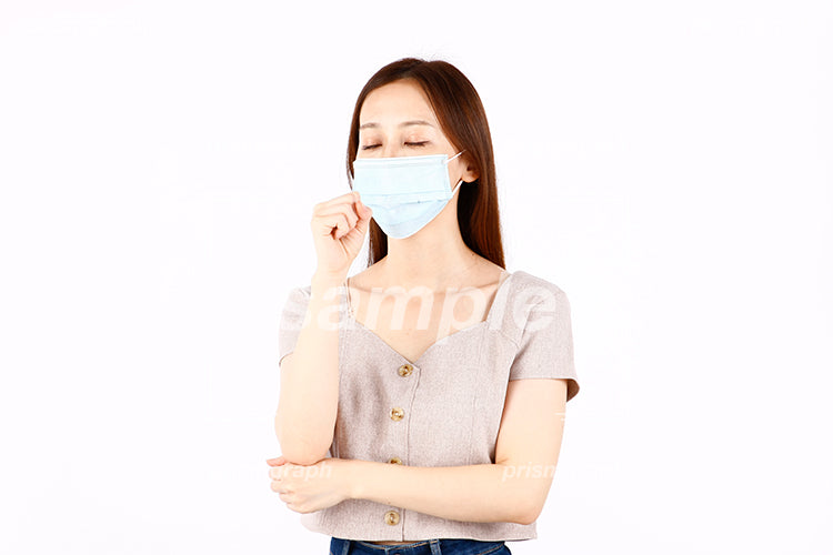 咳をしているマスクの女性 ac090056