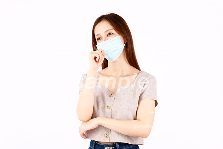 surgical maskをつけた女性が咳をする ac090059