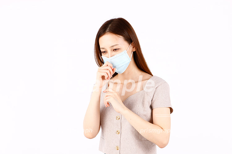 喉が痛いマスクをした女性 ac090063