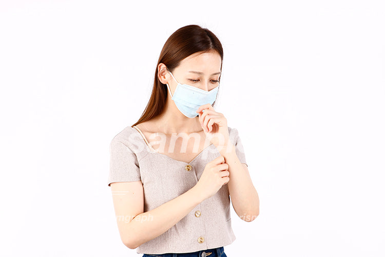 マスクの女性が咳をしている ac090070