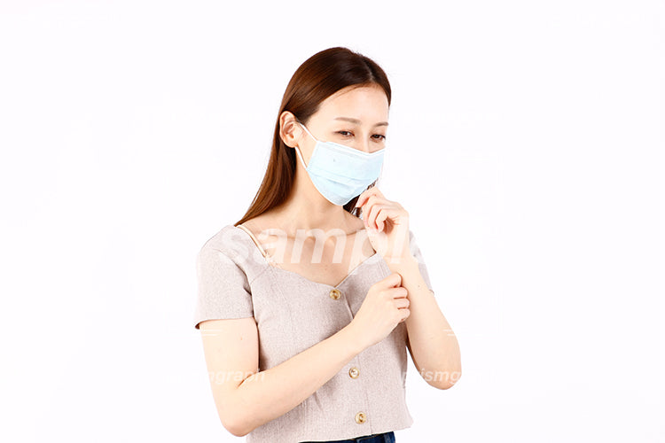 咳するシーンのマスクを着用した女性 ac090071