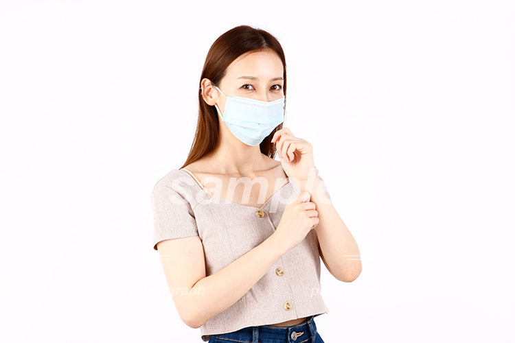 咳をしている女性がマスクしている ac090073