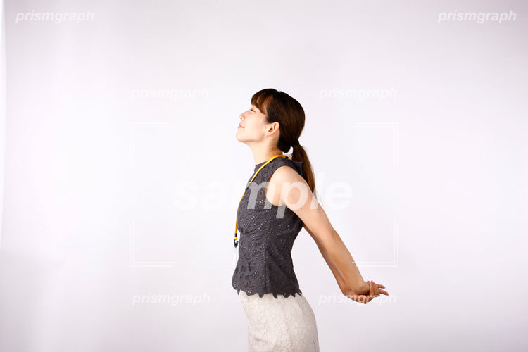 両手を後ろに伸ばして柔軟体操をする女性 ae0080022