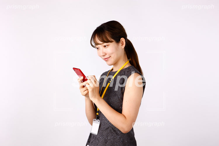 赤いスマートフォンの画面をみている女性 ae0080068