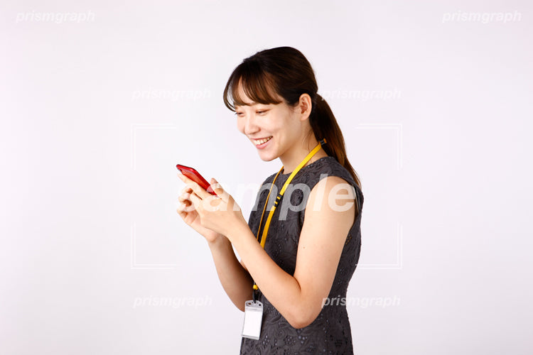 smartphoneの画面をクリックしている女性 ae0080070