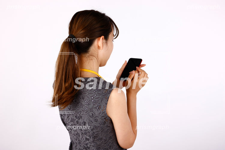スマートフォンを操作する女性OL ae0080089