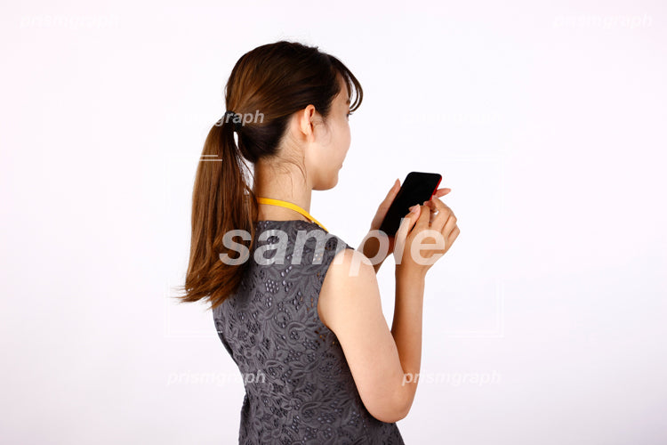 スマートフォンの画面をクリックする女性 ae0080090