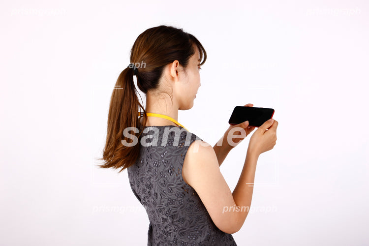 スマートフォンの画面をみつめる女性 af0080005