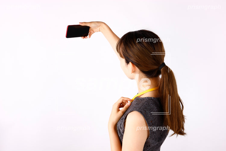 スマートフォンで自撮りをする女性 af0080012