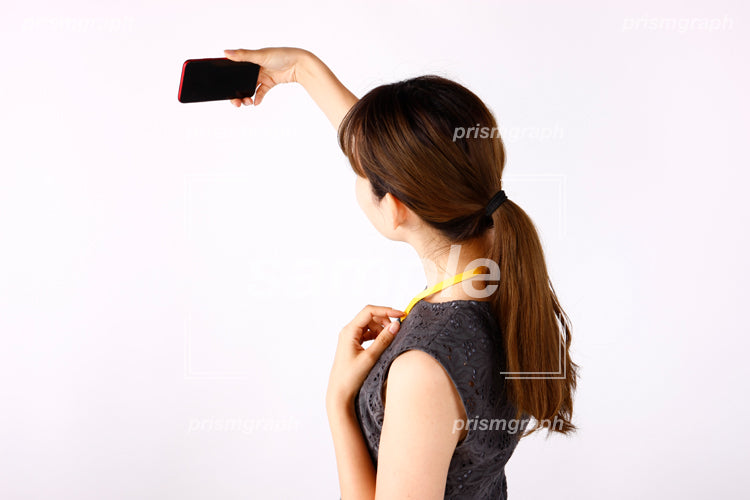 スマートフォンでセルフィーを撮る女性 af0080013