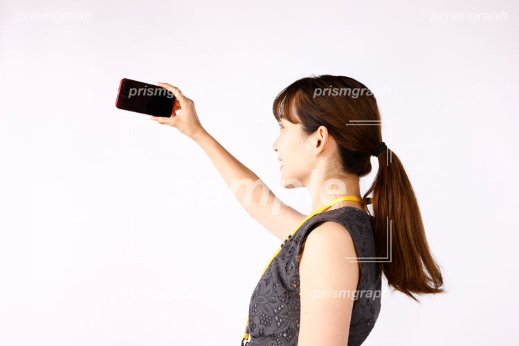女性が携帯で写真を撮る af0080016
