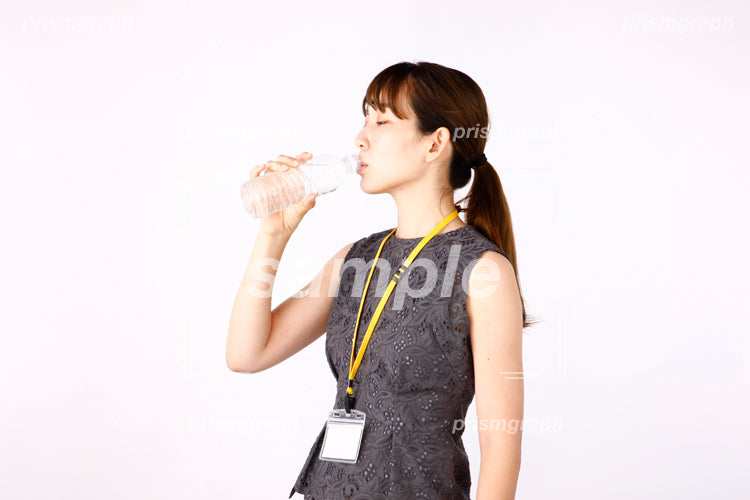 ペットボトルの水を飲む女性 af0080032