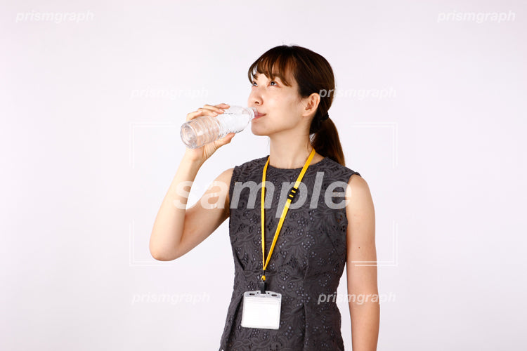 水をごくごく飲む女性 af0080034