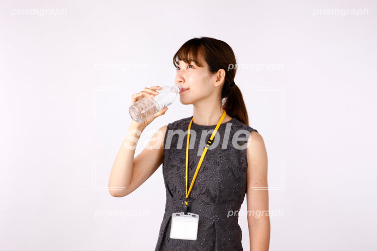 ペットボトルをもって水を飲んでいる女性 af0080035