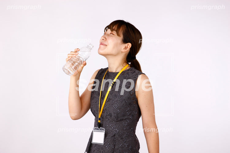 ゴクゴク水を飲んでいる女性 af0080039
