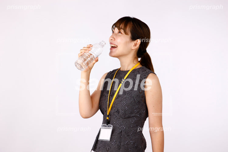 水を飲み終えてはーっと一息つく女性 af0080040
