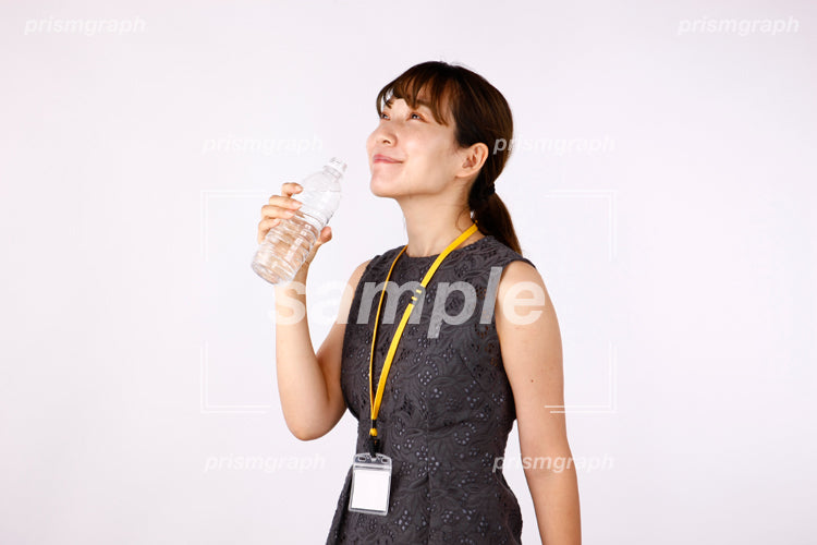 水を飲み終えで笑顔で上を見ている女性 af0080042