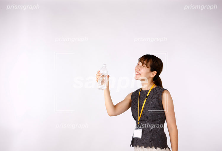 にこにこ笑っている女性がPET bottleをもっている af0080059