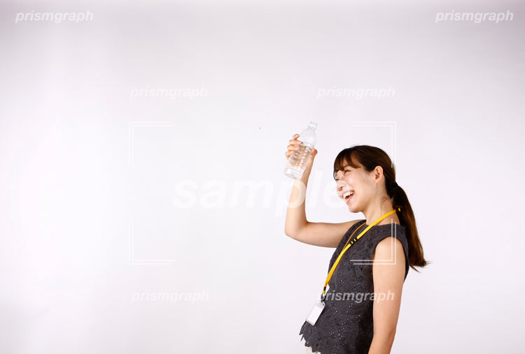 PET bottleの水をみつめる女性 af0080060