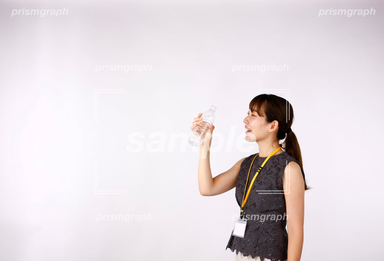 ペットボトルの水を眺めながら見ている女性 af0080061