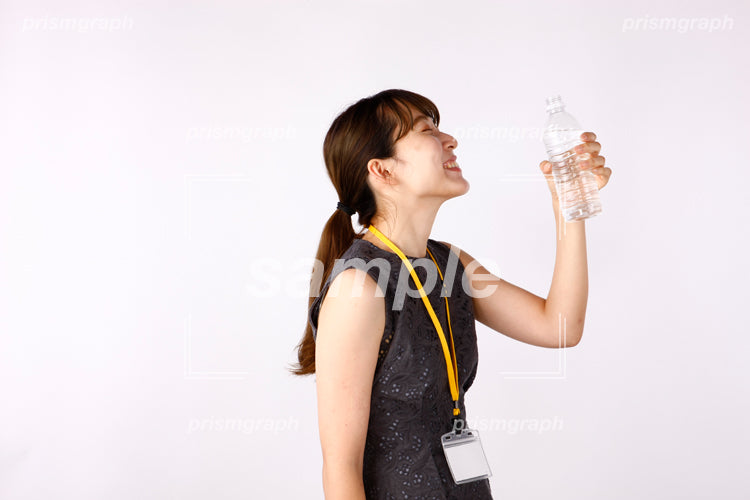 満面の笑みで水を飲んでいる女性 af0080064