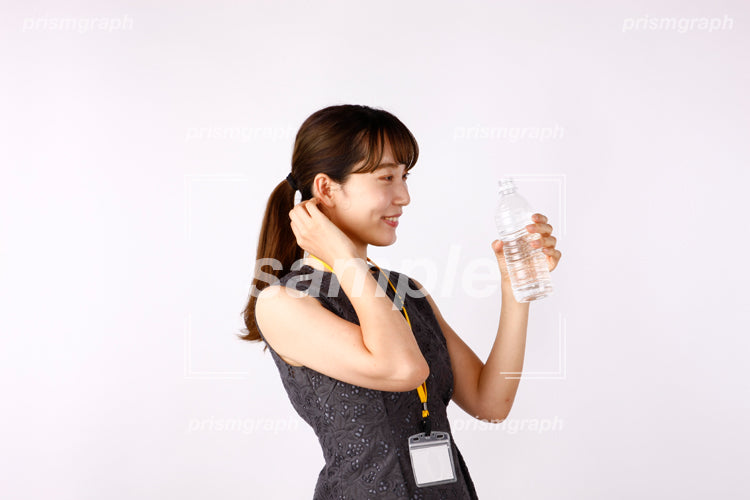 首をかきながら水を飲んでいる女性 af0080068