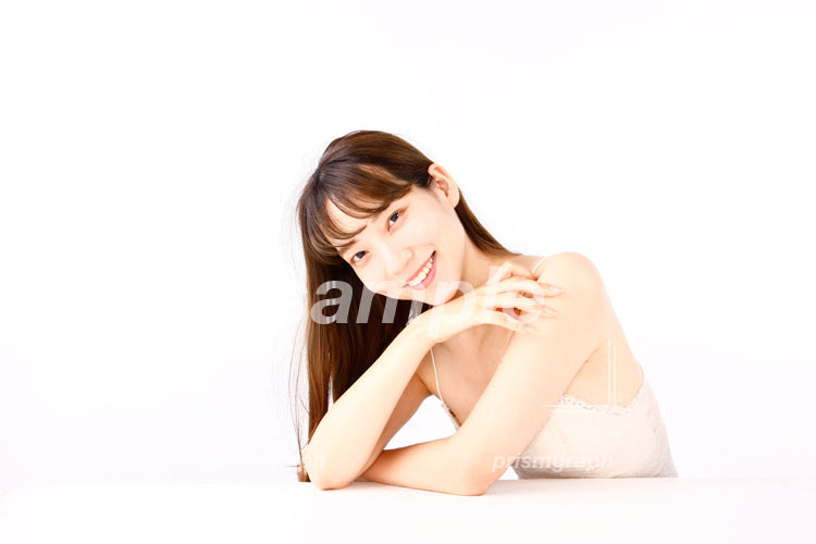 笑顔の美人の女性が手の甲に顎をのせている ag0080023
