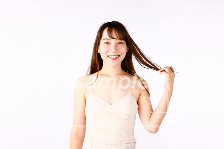 長い髪の女性が髪の毛の先を触れている ag0080035