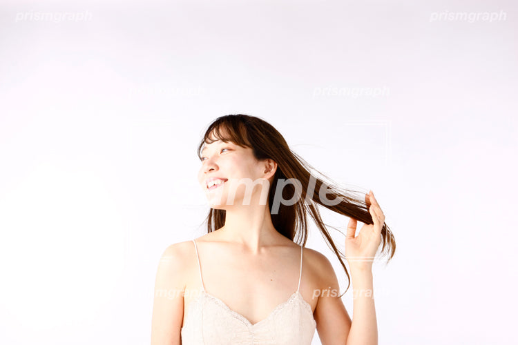 長い髪をなびかせている女性 ag0080064
