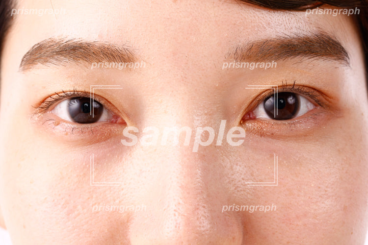 女性の両目、眉毛、鼻上周辺のボディーパーツ ah0080055