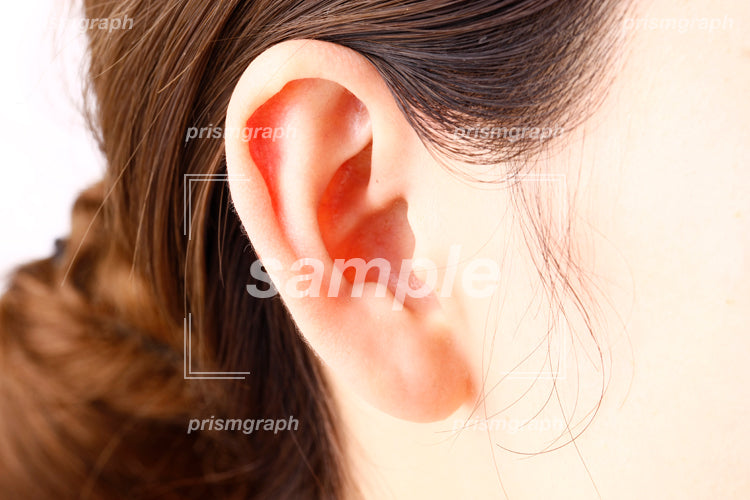 女性の耳元をアップで撮影した ah0080066