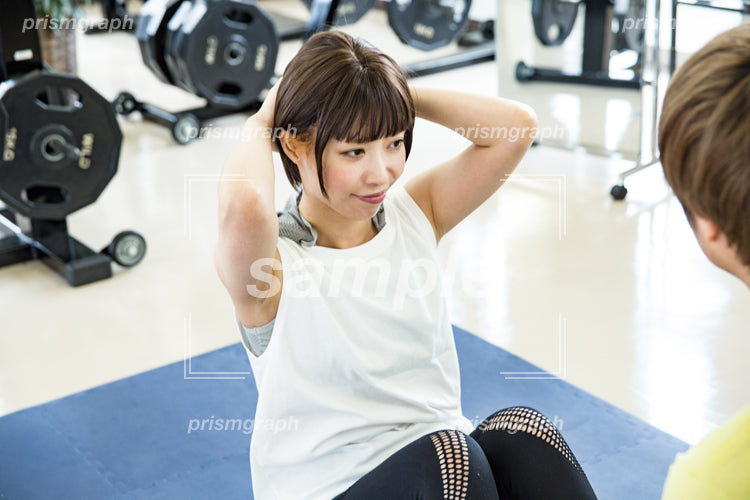 筋力トレーニングで腹筋を鍛える女の人 ai0070034